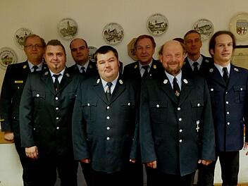 Neuwahlen bei der Feuerwehr Wermerichshausen: (hinten, von links) Kreisbrandinspektor Edwin Frey, Björn Morber, Kreisbrandrat Benno Metz und Michael Weigand sowie (vorne, von links) Stefan Geutner, Mario Schlott, Werner Weber und Matthias Weigand  Foto: Gaby Seifried