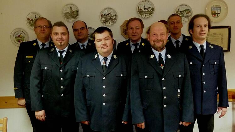Neuwahlen bei der Feuerwehr Wermerichshausen: (hinten, von links) Kreisbrandinspektor Edwin Frey, Björn Morber, Kreisbrandrat Benno Metz und Michael Weigand sowie (vorne, von links) Stefan Geutner, Mario Schlott, Werner Weber und Matthias Weigand  Foto: Gaby Seifried