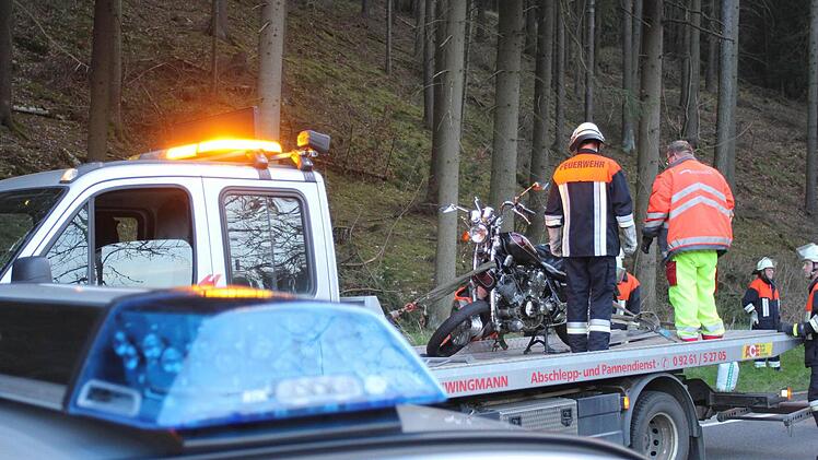 Auf der Bundesstraße 85 hat sich am spaeten Sonntagnachmittag (30.03.2014) zwischen Ruecksmuehle und Weissenbrunn ein schwerer Motorradunfall ereignet, bei dem 3 Personen schwer verletzt wurden. Nach Angaben der Polizei kam ein Motorradfahrer zu weit nach links und erwischte ein ihm entgegenfahrendes Motorrad mit einen verheirateten Paerchen. Drei Rettungshubschrauber waren im Einsatz, ausserdem Feuerwehr, BRK und THW. Zur genauen Klaerung der Unfallursache wurde ein Sachverstaendiger hinzuge...