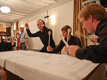 Einmal laut "Mahlzeit" gerufen, schon servieren die vier Jungs von der Jugend-und Trachtenkapelle ein besonderes Musikstück. Foto: Barbara Herbst