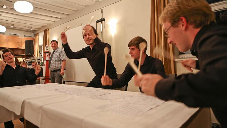 Einmal laut "Mahlzeit" gerufen, schon servieren die vier Jungs von der Jugend-und Trachtenkapelle ein besonderes Musikstück. Foto: Barbara Herbst