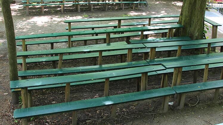 Die hölzernen Kerwamöbel haben schon viel erlebt in ihrer Laufbahn. Unterm Jahr, wenn nicht gerade tausende Besucher der Bergkirchweih auf ihnen tanzen, nagt die Witterung an ihnen.