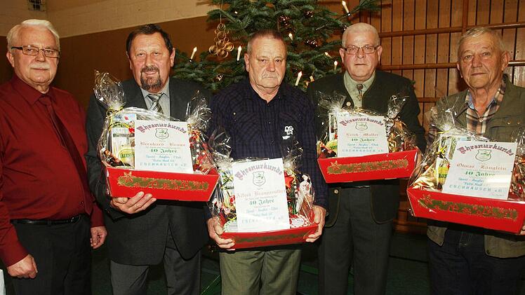 Kassier Ernst Rudolf (links) zeichnete für 40-jährige Treue und verantwortliche Mitarbeit im Sport-Angler-Club Ebenhausen Bernhard Braun, Alfred Braunreuther, Erich Müller und Otmar Zänglein aus. Foto: Stefan Geiger