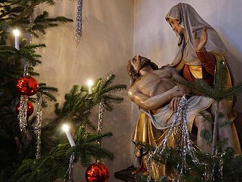 Wurde hier in der Klosterkirche auf dem Kreuzberg zusammen gestellt, was nicht zusammen gehört? Weihnachten und Ostern?  Foto: Marion Eckert