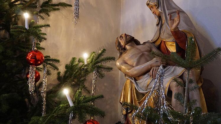 Wurde hier in der Klosterkirche auf dem Kreuzberg zusammen gestellt, was nicht zusammen gehört? Weihnachten und Ostern?  Foto: Marion Eckert