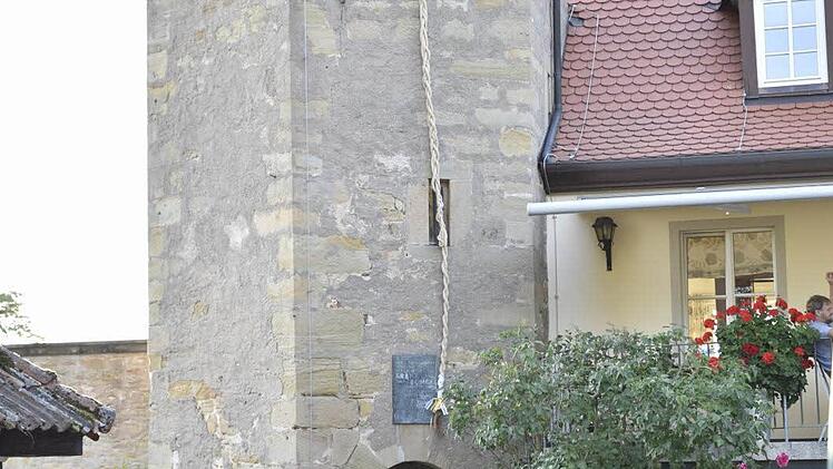 Rapunzel entrollte seinen fast 20 Ellen langen Zopf aus dem Turmfenster des Rongeturms bei der Erzählung von Heidi Burkard