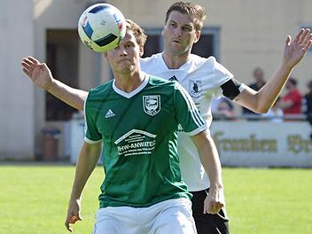 Nach seiner Sperre steht Stürmer Simon Fischer (vorne) dem TV Ebern am Wochenende im schweren Auswärtsspiel beim SV Bosporus Coburg wieder zur Verfügung.  Foto: Gunther Czepera