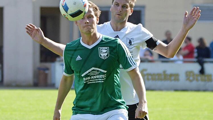 Nach seiner Sperre steht Stürmer Simon Fischer (vorne) dem TV Ebern am Wochenende im schweren Auswärtsspiel beim SV Bosporus Coburg wieder zur Verfügung.  Foto: Gunther Czepera