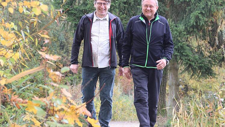 Josef Körner und Charly Scholl auf dem Walderlebnisplatz bei Burghaslach-Fürstenforst.  Foto: Diana Fuchs