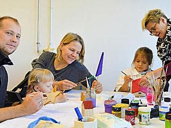 Besucher probierten sich unter anderem beim Bemalen von Weihnachtssternen aus. Foto: Johannes Salomon