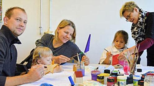 Besucher probierten sich unter anderem beim Bemalen von Weihnachtssternen aus. Foto: Johannes Salomon