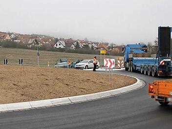 Auf den Feldern im Anschluss an die bestehende Bebauung könnte das neue Baugebiet entstehen. Es läge am neuen Kreisverkehr, der demnächst fertig wird.  Foto: Klaus Schmitt