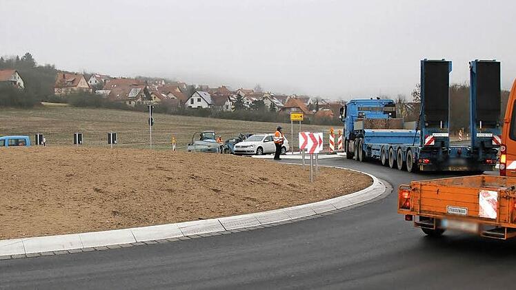 Auf den Feldern im Anschluss an die bestehende Bebauung könnte das neue Baugebiet entstehen. Es läge am neuen Kreisverkehr, der demnächst fertig wird.  Foto: Klaus Schmitt