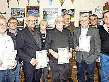 Verdiente langj&auml;hrige Mitglieder hat der SSV Kasendorf geehrt. Im Bild (von links) G&uuml;nter K&uuml;hn, Vorsitzender Volker T&auml;uber, Hans Niegsch, Edeltraud Pletl, Dietmar Frankenberger, Karl Wiesner, Hans-Dieter Groppweis, Zweiter Vorsitzender Harald Bayer und B&uuml;rgermeister Bernd Steinh&auml;u&szlig;er Fotos: Horst Wunner