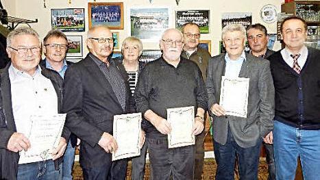 Verdiente langj&auml;hrige Mitglieder hat der SSV Kasendorf geehrt. Im Bild (von links) G&uuml;nter K&uuml;hn, Vorsitzender Volker T&auml;uber, Hans Niegsch, Edeltraud Pletl, Dietmar Frankenberger, Karl Wiesner, Hans-Dieter Groppweis, Zweiter Vorsitzender Harald Bayer und B&uuml;rgermeister Bernd Steinh&auml;u&szlig;er Fotos: Horst Wunner