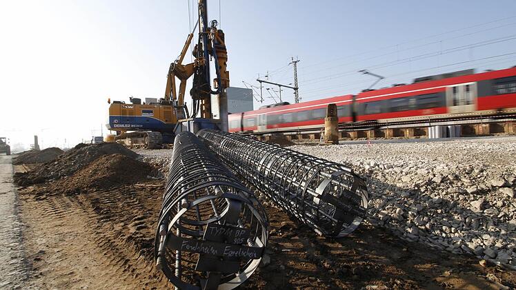 Bis zu acht Meter tief sind die Gründungen für die Leitungsmasten. Foto: Josef Hofbauer