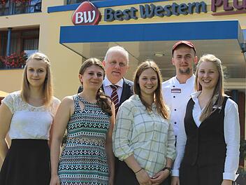 Die fünf Absolventen des Best Western Kurhotel in Bad Staffelstein und der Leiter Andreas Poth Foto: Dominic Buckreus