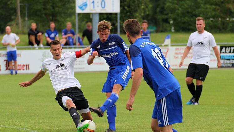 Mit zwölf Toren in vier Spielen war der FC Mitwitz bislang sehr erfolgreich. Dieser Schuss von Lukas Wrzyciel (blaues Trikot) im Spiel gegen den SV Dörfleins wird jedoch abgeblockt. Foto: Michael Seegenschmiedt