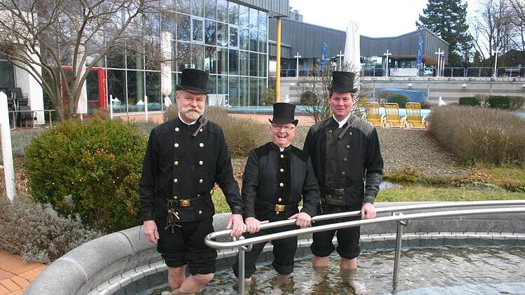 Bevor Ott-Norbert Grußka, Moritz Schmidtlein und Eiko Grußka (von links) ihre Glücksbringer an die Gäste der Therme Natur verteilten, brachten sie selbst ihren Kreislauf im Thermalbecken in Schwung. Foto: Martin Rebhan