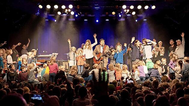 Auf und vor der B&uuml;hne gibt es eine Party f&uuml;r Klein und Gro&szlig;. Foto: Noel Richter