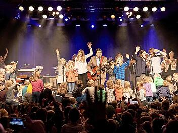 Auf und vor der Bühne gibt es eine Party für Klein und Groß. Foto: Noel Richter