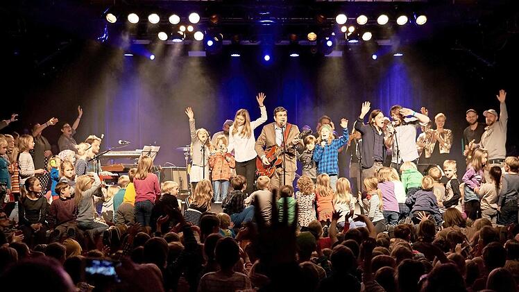 Auf und vor der Bühne gibt es eine Party für Klein und Groß. Foto: Noel Richter
