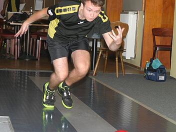 Mit sehr guten 559 Holz ist Tobias Rie&szlig;ner in der Bayernliga angekommen und etabliert sich als Stammspieler f&uuml;r den Baur SV, auch wenn er in Eschlkam gegen Thomas Pfeffer (631) mit 0:4 unterlag.  Foto: Tom Carl