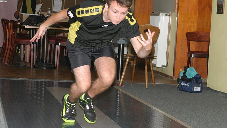 Mit sehr guten 559 Holz ist Tobias Rie&szlig;ner in der Bayernliga angekommen und etabliert sich als Stammspieler f&uuml;r den Baur SV, auch wenn er in Eschlkam gegen Thomas Pfeffer (631) mit 0:4 unterlag.  Foto: Tom Carl