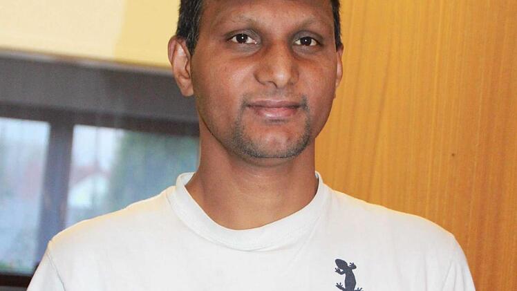 Imtiaz Masik Khokhar (39) aus Pakistan betet in der Kirche.