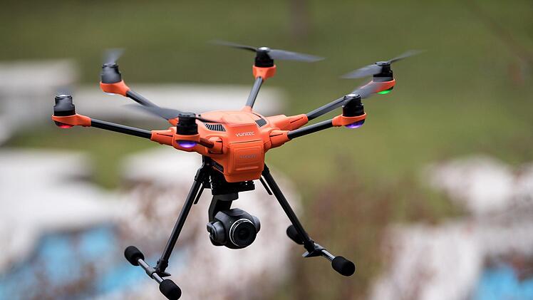 Drohnen sind inzwischen vielerorts im Einsatz. Sie helfen sogar  bei der Wartung von Photovoltaik-Anlagen (im Bild). Doch bevor man so eine Drohne in die Luft schicken darf, sollte man sich dem Flug beim Luftamt genehmigen lassen. Das wurde jetzt in der Gemeinderatssitzung Oberthulba deutlich.Sven Hoppe/dpa