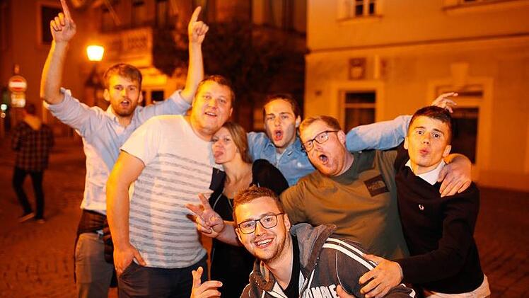 Nach dem Ausschank-Ende zog das Partyvolk weiter. Nicht alle feierten so friedlich wie diese Gruppe am Marktplatz. Foto: Tobias Schöffel