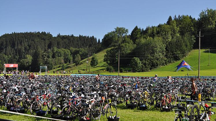Die Wechselzone des Allg&auml;u-Triathlons in wundersch&ouml;ner Umgebung. Foto: privat