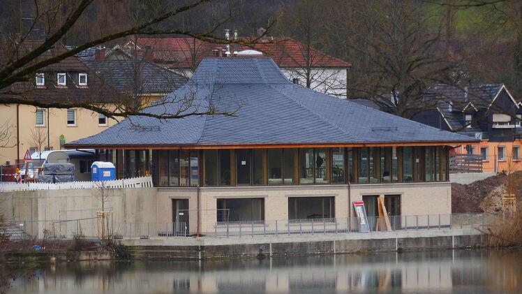 Fast fertig: das neue Bürgerhaus von Wüstenahorn. Die Eröffnung ist für März geplant. Errichtet wurde das Gebäude an der Stelle der ehemaligen Postfiliale.Foto: Jochen Berger
