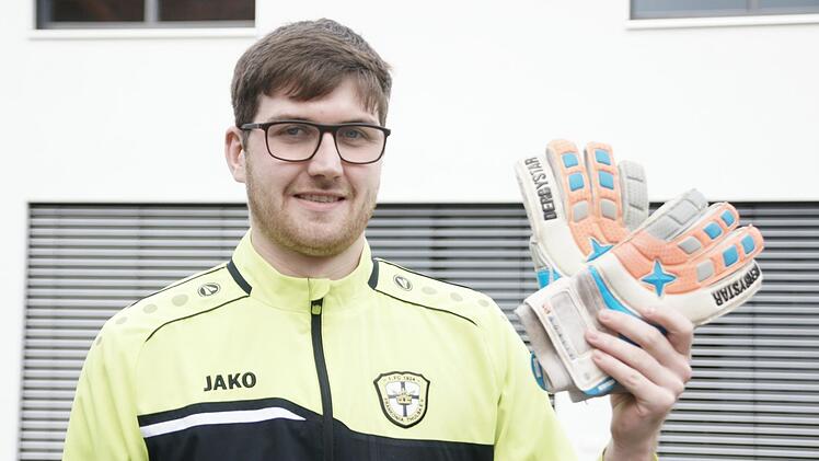Ren&eacute; Leurer stand im Derby gegen Westheim im Tor des FC Thulba. Dabei ist er eigentlich Verteidiger beziehungsweise St&uuml;rmer. Foto: Steffen Standke