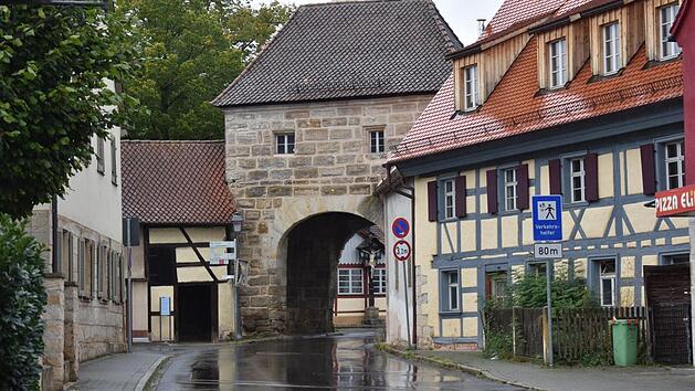 Durch das Forchheimer Tor dürfen keine Lkws fahren. Die biegen vorher links in die Hirtengasse ab - und stecken regelmäßig fest. Die Gemeinde will das künftig verhindern. Foto: Petra Malbrich
