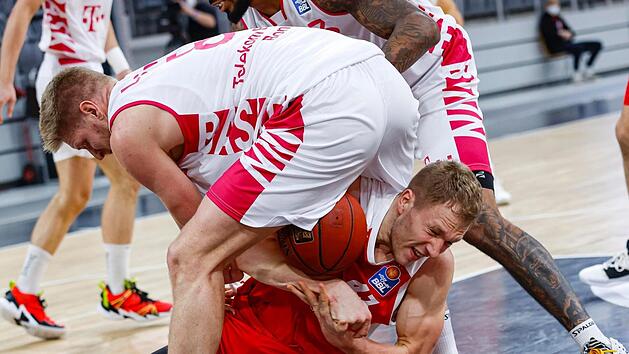Verbissen ging es mitunter am Samstagabend in der Brose-Arena zu: fast alle "50:50-B&auml;lle" in der ersten Halbzeit sicherten sich die Bonner um Benjamin Lischka (wei&szlig;es Trikot), hier im Duell mit Christian Sengfelder. Im zweiten Durchgang kam dann die Lockerheit zur&uuml;ck ins Bamberger Spiel.  Foto: Daniel L&ouml;b