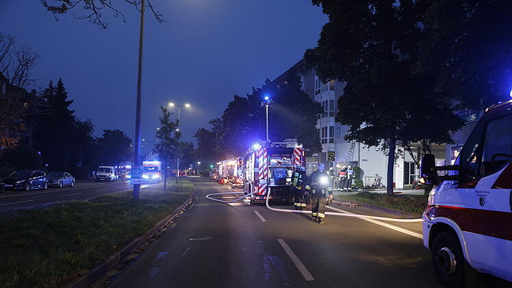 Mehrer Wohnungen in Flammen: Feuerwehr im Großeinsatz