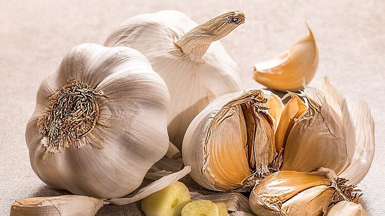 Man braucht nicht unbedingt eine Presse, um Knoblauch zu zerkleinern. Gordon Ramsay verrät, wie es mithilfe einer bestimmten Zutat funktionieren kann.