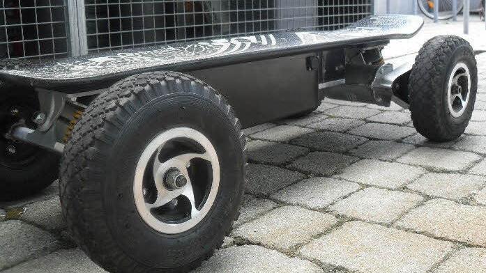 Das Fahren im Straßenverkehr ist mit dem motorisierten Skateboard strengstens verboten.