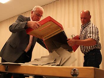 Hans Bauer und Friederich Martin leeren eine Wahlurne im Stadtsaal Bad Kissingen. Foto: Ulrike Müller