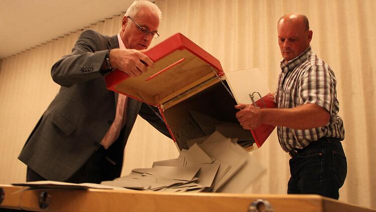 Hans Bauer und Friederich Martin leeren eine Wahlurne im Stadtsaal Bad Kissingen. Foto: Ulrike Müller