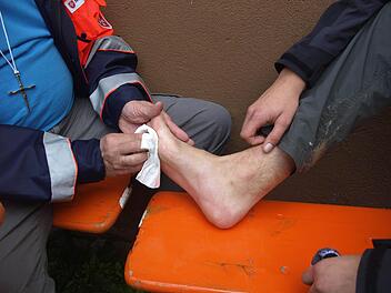 28 Kilometer gehen, ist für manche Füße eine Strapaze. Blasen und Wunden wurden versorgt, dann ging es weiter. Fotos: Stefan Geiger