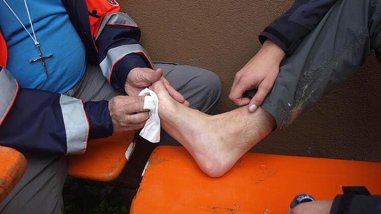 28 Kilometer gehen, ist für manche Füße eine Strapaze. Blasen und Wunden wurden versorgt, dann ging es weiter. Fotos: Stefan Geiger