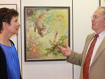 Kunsthistorikerin Sibylle Kneuer und Ingo Hafenecker, Vorsitzender des Bürgervereins, fachsimpelten über das Werk von Schütz. Fotos: K. Becht