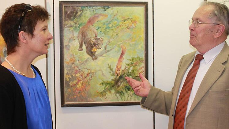 Kunsthistorikerin Sibylle Kneuer und Ingo Hafenecker, Vorsitzender des Bürgervereins, fachsimpelten über das Werk von Schütz. Fotos: K. Becht