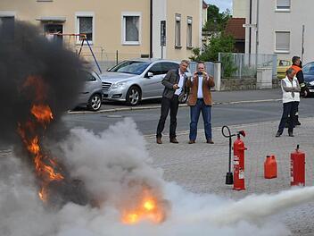 Bei ihrem Familientag gaben die Wirtschaftsjunioren Jugendlichen die Gelegenheit, ein Feuer mit eigenen Händen zu löschen.  Foto: privat