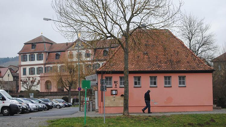 Stilles Örtchen an prominenter Stelle: Das Sanitärgebäude am Bleichrasen soll ersetzt werden. Foto: Wolfgang Dünnebier