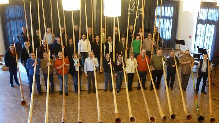 Rekordbeteiligung: So viele Musiker packten beim Alphornseminar an der Bayerischen Musikakademie noch nie ihre Instrumente aus. Ralf Denninger hat sogar ein buntes Stück. Foto: Wolfgang Dünnebier