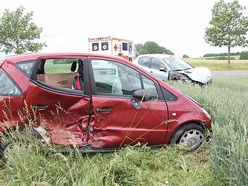 Die rote A-Klasse wurde hinten rechts und vorne links beschädigt, der Peugeot im Frontbereich total demoliert. Sowohl im Gras als auch auf der Fahrbahn lagen Trümmerteile. Foto: Friedwald Schedel