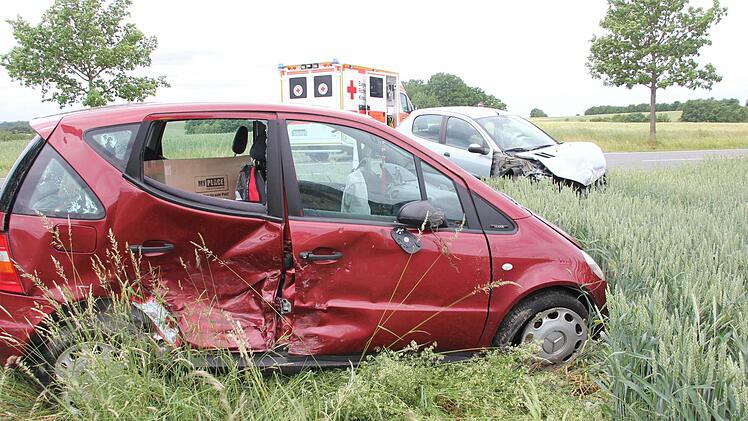 Die rote A-Klasse wurde hinten rechts und vorne links beschädigt, der Peugeot im Frontbereich total demoliert. Sowohl im Gras als auch auf der Fahrbahn lagen Trümmerteile. Foto: Friedwald Schedel